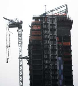 (6) The construction crane dangling in the wind on W. 57th Street in Midtown Manhattan. (Photo by author.)