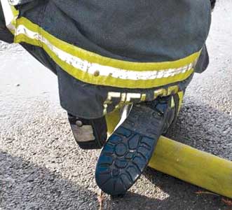 (4). Attention must be paid to keeping the hose pinned. 