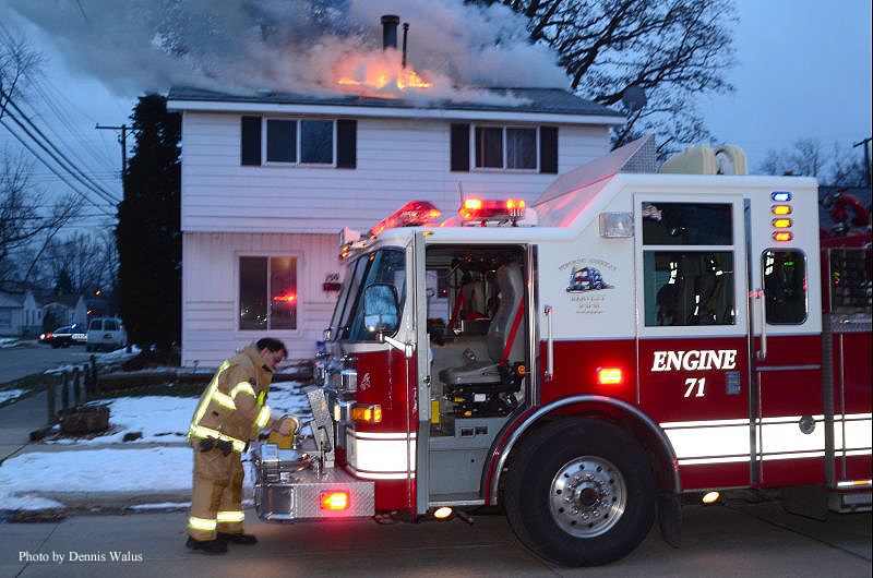 Madison Heights (MI) Firefighters Respond to House Fire