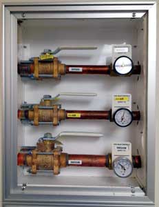 Dedicated gas shut-off valves outside the operating room entrance