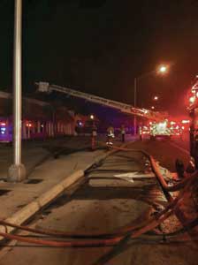 (2) Fort Lauderdale Tower Ladder 2 arrives on the scene of a strip mall fire