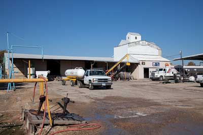 (1) In this undated insurer photo taken from the southeast vantage, the West Fertilizer Plant is seen during a regular day of operations Texas State Fire Marshal's Office.</i>)”></td>
</tr>
<tr>
<td align=