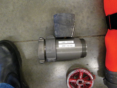 (1) The inline gauge is labeled for standpipe stretches of 2½-inch hose: 70 psi for three lengths and 80 psi for four lengths. Note how the gauge is protected. (<i>Photo by Edwin Barbosa.</i>)”></td>
</tr>
<tr>
<td align=