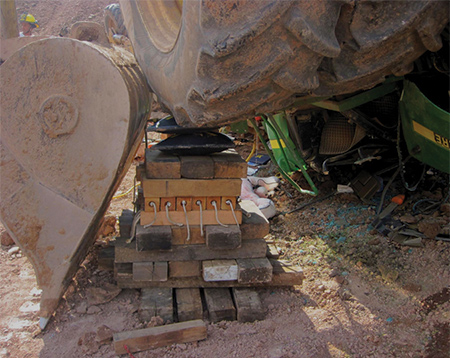 (4) Cribbing stabilizes the tractor.