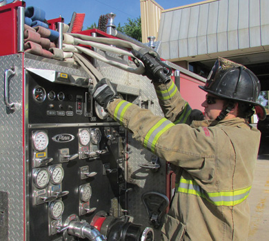 When making the single-firefighter stretch, the firefighter grasps the nozzle and nozzle loop in one hand while grasping the backup firefighter loop with the other hand.