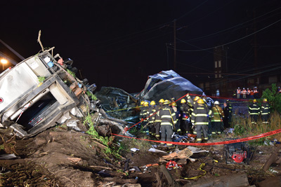 (6) Initial companies were directed into the most severely damaged cars: car 1, on the right, and car 2, on the left, overturned.