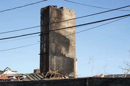 Where is the wood? All that was left of the Edgewater (NJ) pedestal LW structure (660 ft. × 255 ft.) were the masonry elevator hoistway, two vertical stair towers, and the under-the-garage platform from which the residents were able to drive away in their vehicles.<i> (Photo by Ron Jeffers.)</i>“></td>
</tr>
<tr>
<td align=