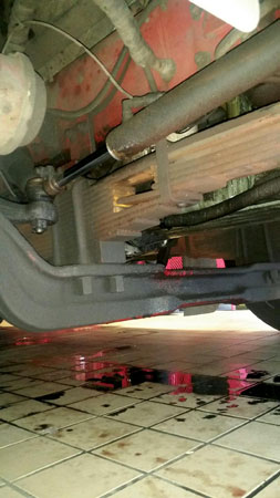 (6) This front leaf spring pack is missing numerous pieces of the springs.