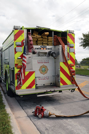 22 A manifold is positioned too close to the apparatus, and there is slack and a bend in the hose. The manifold ends up under the apparatus when the supply line is charged.