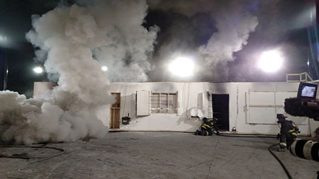 (8) A fog stream pushes large amounts of smoke during the attack.