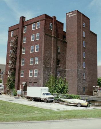 (3) The different colored brickwork extending to the fourth floor indicates where the original 1891 Paris Hotel was connected to the six-floor 1925 addition. Fire doors prevented fire extension into the newer section. After the fire, the older portion was torn down.