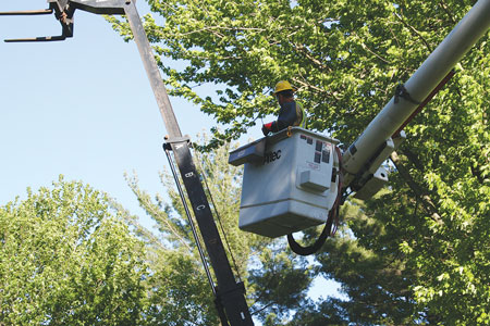 (3) A power lineman holds the deenergized wire away from the boom chain. The gap between the boom and the chain confused observers as to whether the wire was in contact.