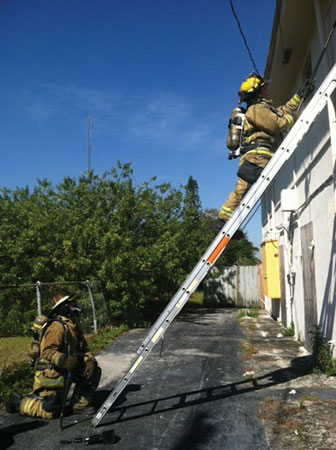 (4) The search position FF vents the window while the window position FF has donned SCBA and gloves and is ready to climb.