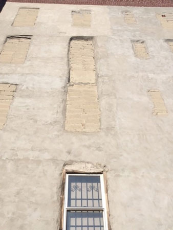 (4) A size-up of the structure’s blocked-up windows shows a possible problem between the third and fourth floor. The large interconnected section of blocks could mean a structural deficiency exists in the exterior wall or on the floors.