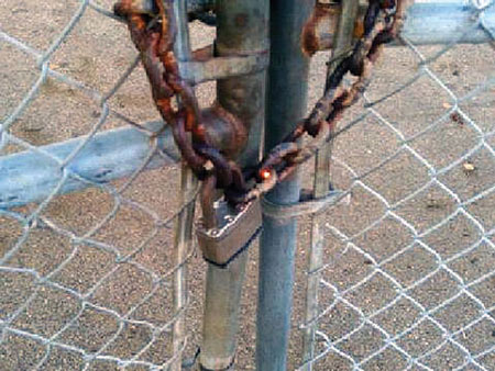 (12,<b> 13) </b>The thermal imaging camera’s view of electrical resistance heating the chain on the energized fence. Note: It is very important for firefighters to understand that a TIC cannot detect electrical current and should never be used for that purpose. [Photos courtesy of Pompano Beach (FL) Fire Rescue Department.]”></td>
</tr>
<tr>
<td align=