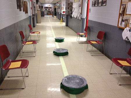 (5) A version of the model town in the hallway of the training center.