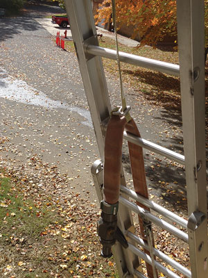 (6) The nozzle hose strap is rigged using the “in-and-out” method.