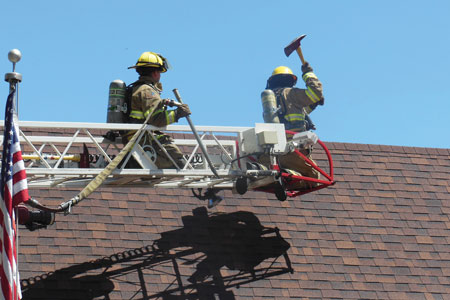 (6) Deploying the piercing nozzle from an aerial ladder.