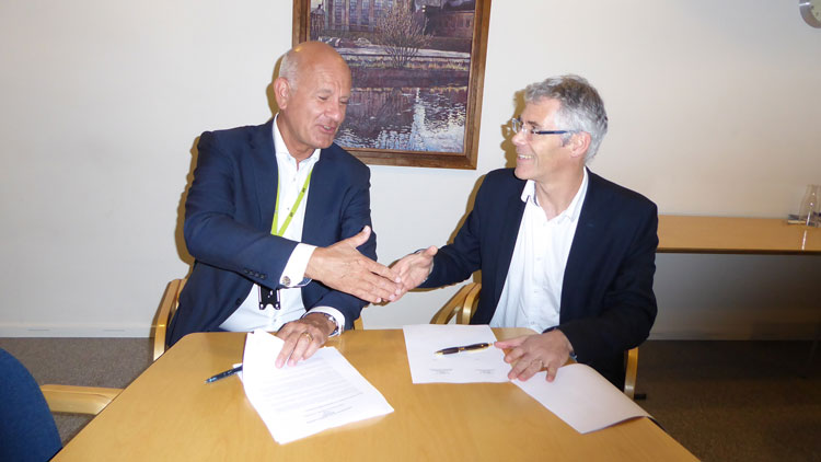 Pether Wallin, Senior Vice President,  RISE Safety and Transport and Daniel Joyeux, CEO of Efectis Holding, sign the MoU.