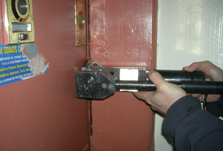 It is easy to misplace the tool’s jaws in the void space that may exist between both frames when dealing with replacement doors. 