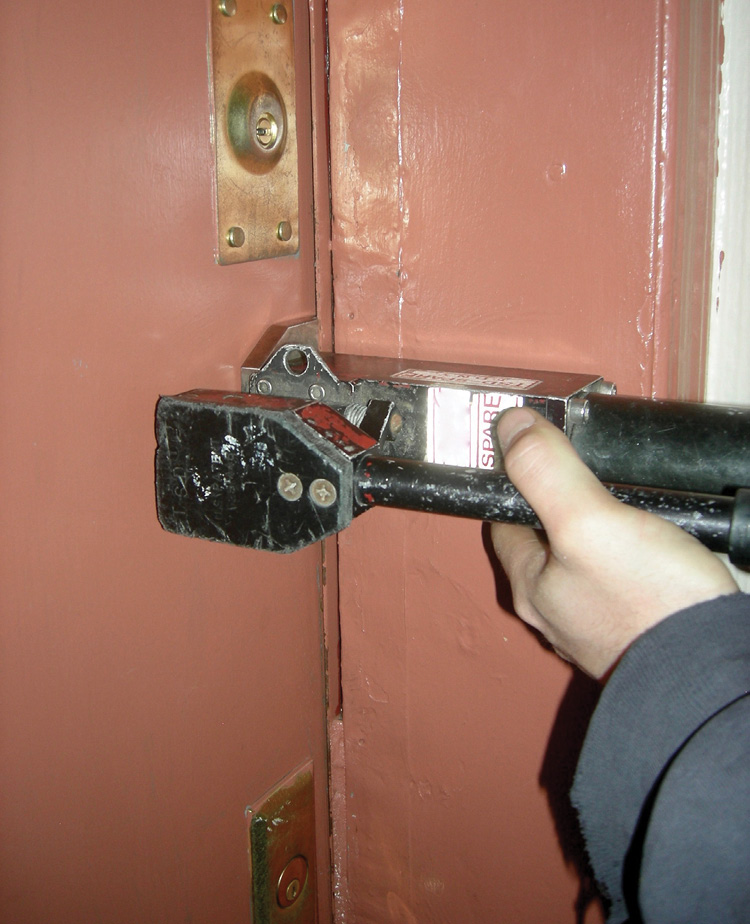 The proper position to place the tool’s jaws is behind the thin replacement jamb’s frame and the door. Shocking the door or creating a purchase first can be beneficial when performing this tactic.