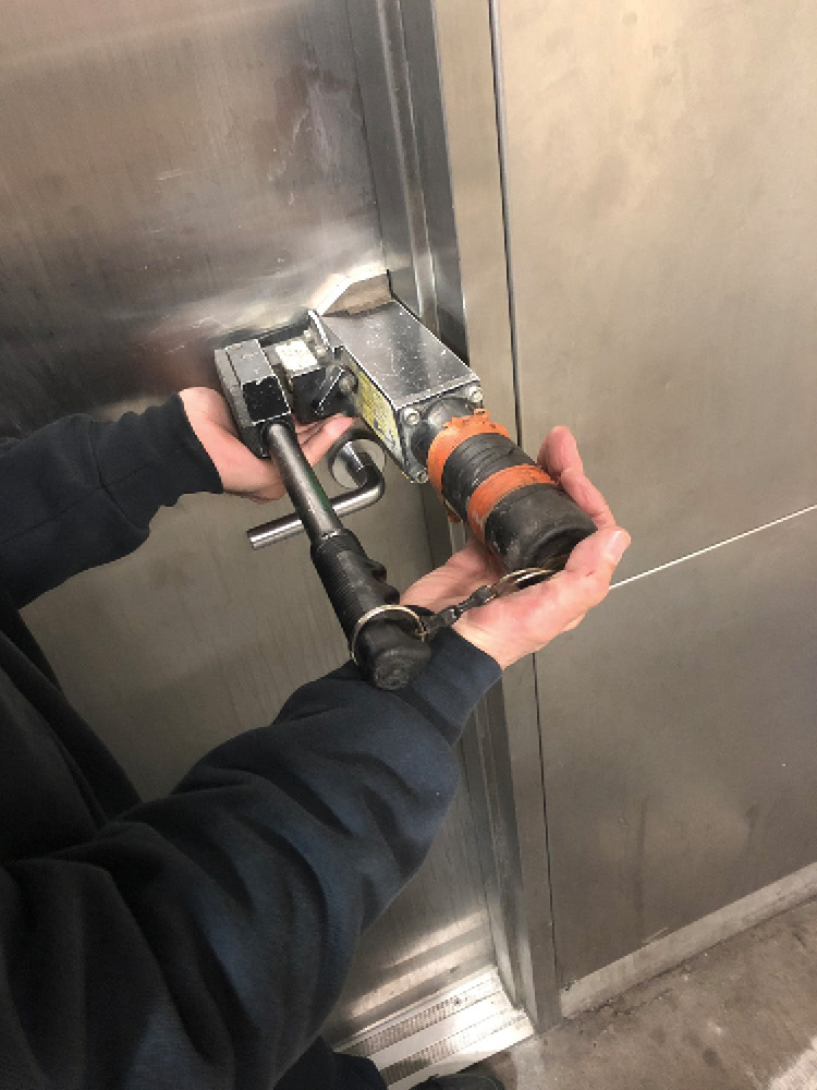 You can support the hydraulic forcible entry tool with two hands when using your stomach muscles to gain an initial purchase on a door. 