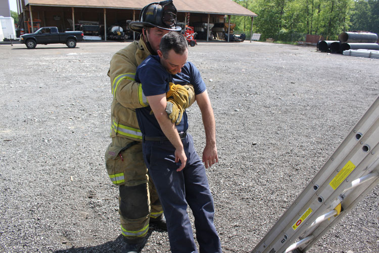 Grip to remove victim to EMS personnel