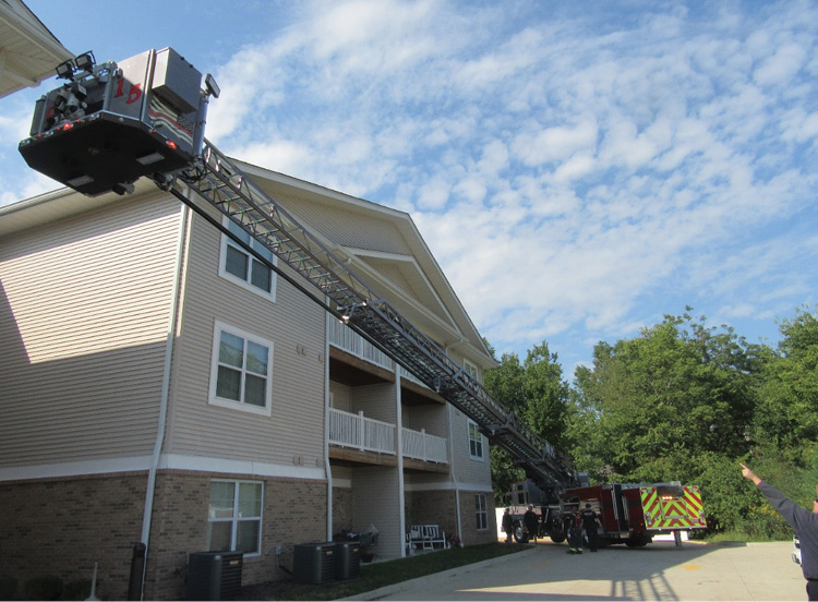 Keep the height of side compartments to a minimum so that you do not lose the lower-floor scrub area when working off the sides of the apparatus.