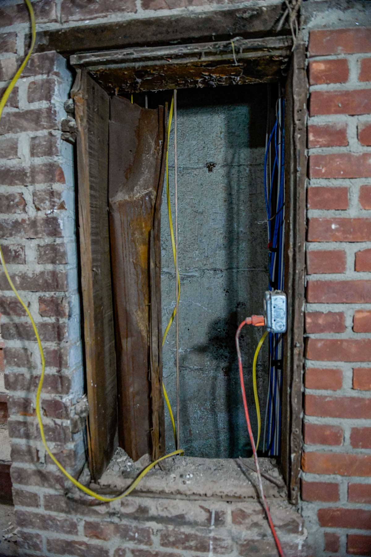 Dumbwaiter inside building