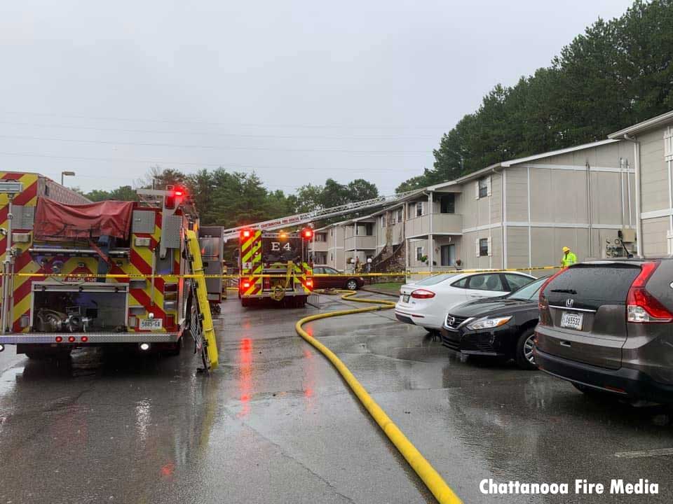 Fire apparatus and supply line at the scene of the apartment fire