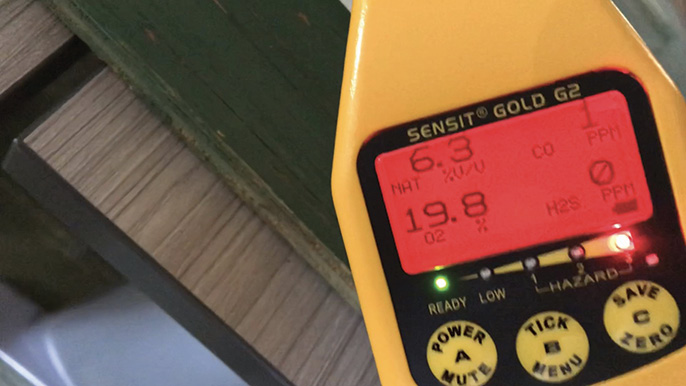 The CGI reads in the flammable range and shows a respective drop in oxygen content. Note: This device automatically transitions from the LEL scale to the % gas scale.