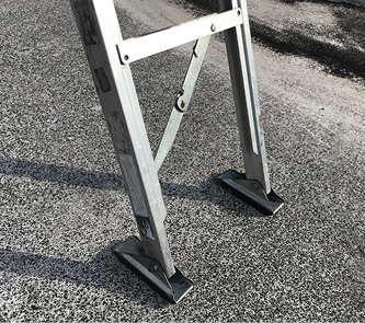 The base of the folding ladder is normally placed in the flat position. Its rubber shoes allow it to grip onto smooth and flat surfaces.