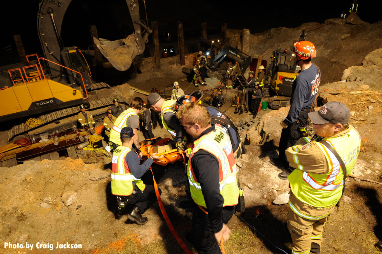 Rescuers bring stokes basket to rescue scene