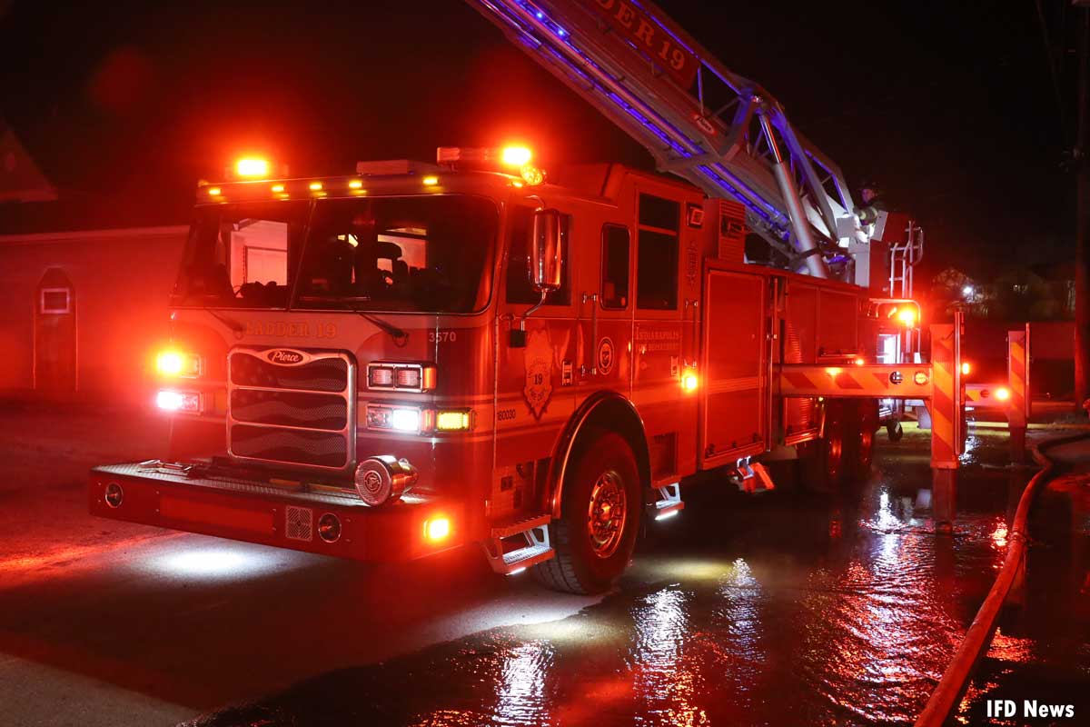 Fire aerial ladder with outriggers