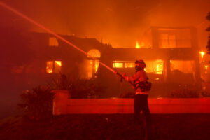 Flames rip through Laguna Niguel building