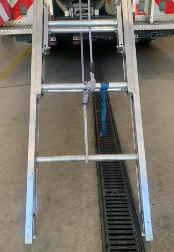 Ground ladder continuous loop halyard