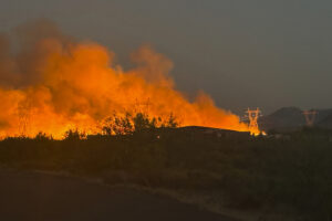 Arizona wildfire threatens power lines