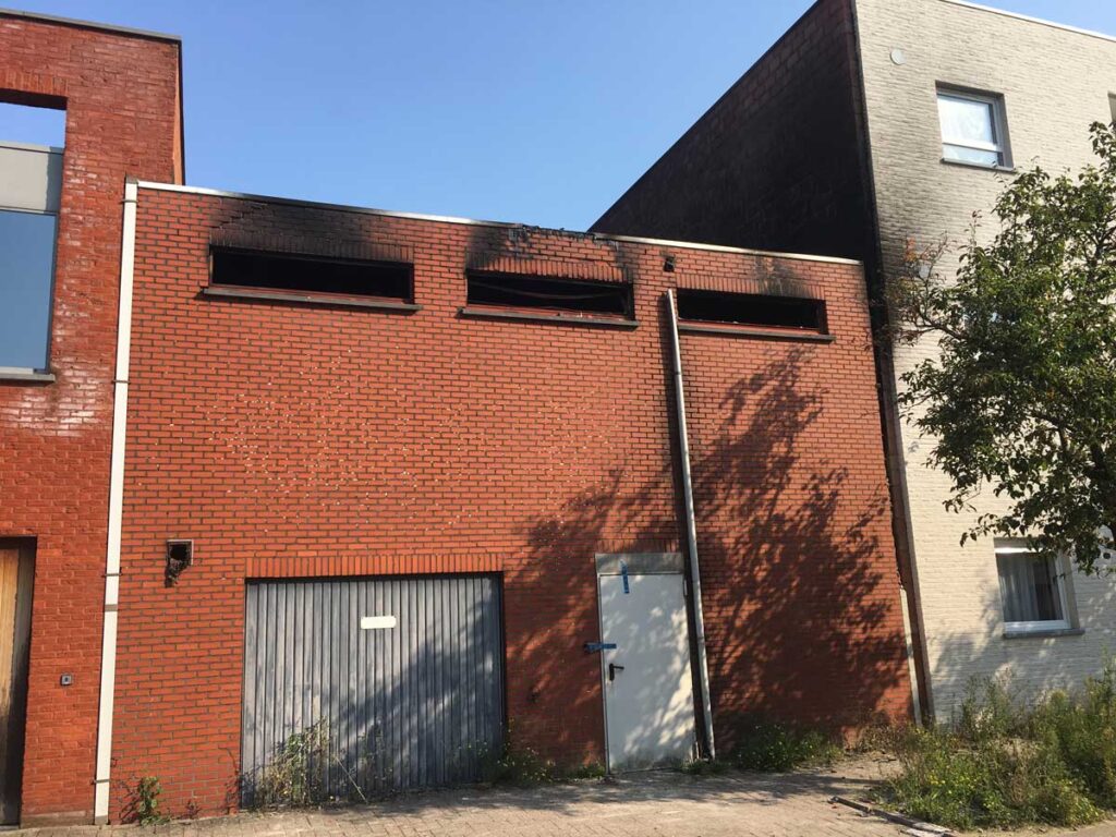 The second team of firefighters entered the building via the white door of the former cold storage of the supermarket